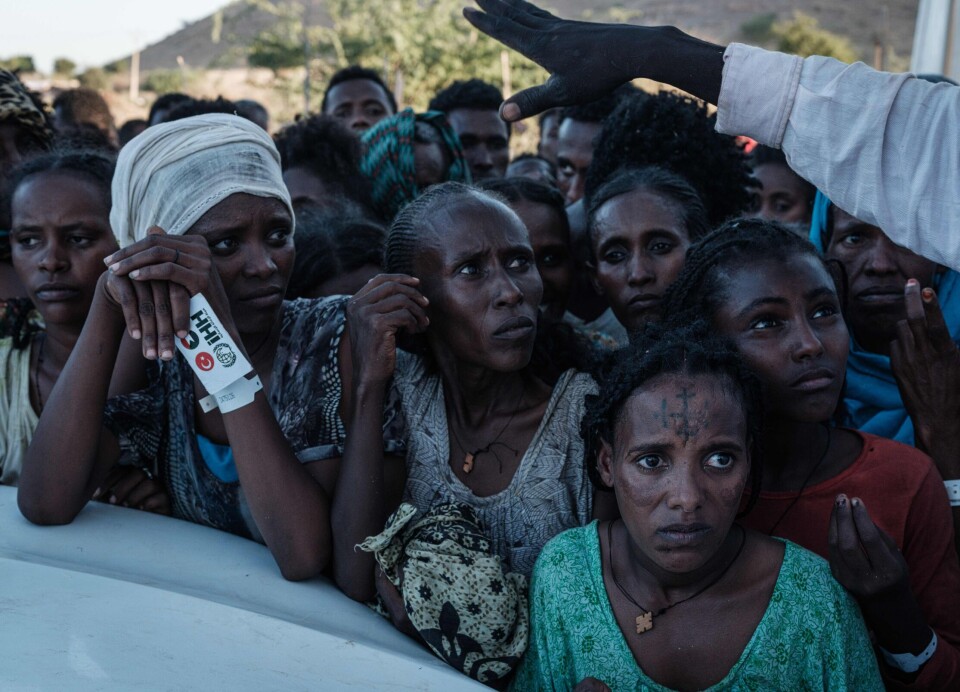 Hundretusener mistet livet under krigen i Nord-Etiopia mellom 2020–2022, der organisasjoner ble hindret fra å komme inn med humanitær hjelp. Bildet viser etiopiske flyktninger ved en matutdeling i Um Rakuba-flyktningleiren i nabolandet Sudan, som nå er preget av krig, konflikt og sult.