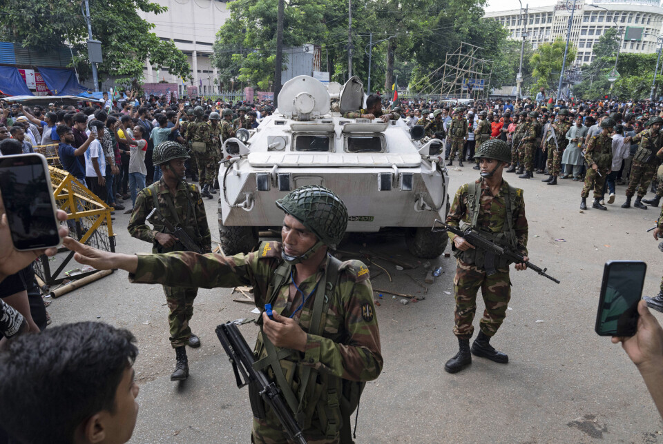 Hæren i Bangladesh har grepet makten og lover å danne en overgangsregjering etter at statsminister Sheikh Hasina gikk av og flyktet fra landet.