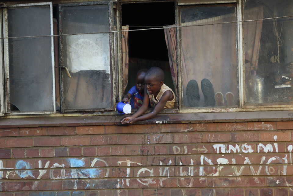 Flere millioner zimbabwiske barn står i fare for blyforgiftning på grunn av fortsatt utstrakt bruk av maling som inneholder høye nivåer av det giftige metallet. Bildet viser barn i hovedstaden Harare.