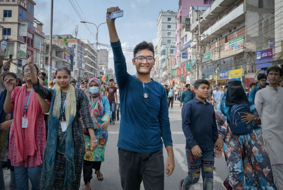 19 år gamle Irfan Al Sayed er førsteårsstudent og en av flere tusen som har stått på barrikadene de siste ukene. – Vårt land, vår generasjon, ønsker oss Dr. Mohammad Yunus, sier Al Sayed til Panorama.