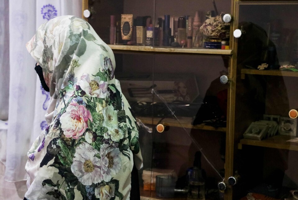 21 år gamle Sayedas har gjenåpnet skjønnhetsklinikken sin i hemmelighet, men tjener mindre enn halvparten av det hun gjorde før Taliban tok makten.