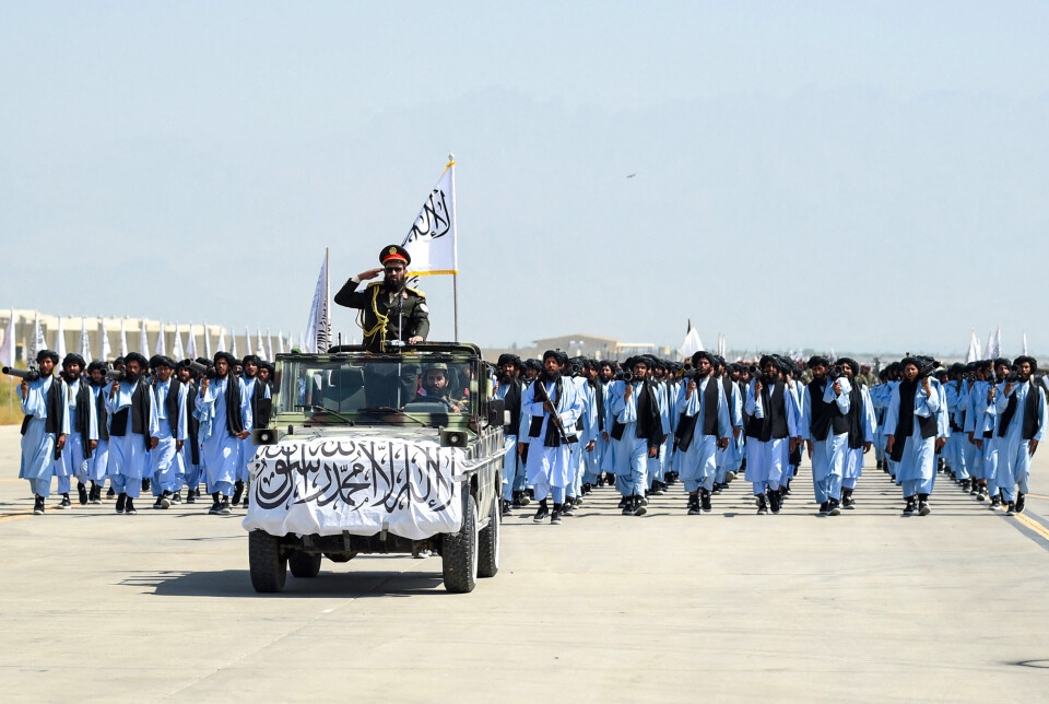 Sikkerhetspersonell under en militærparade for å feire treårsdagen for Talibans maktovertakelse av Afghanistan. Regimet startet feiringen av eget styre ved den tidligere amerikanske flybasen Bagram allerede 14. august 2024, dagen før treårsdagen.