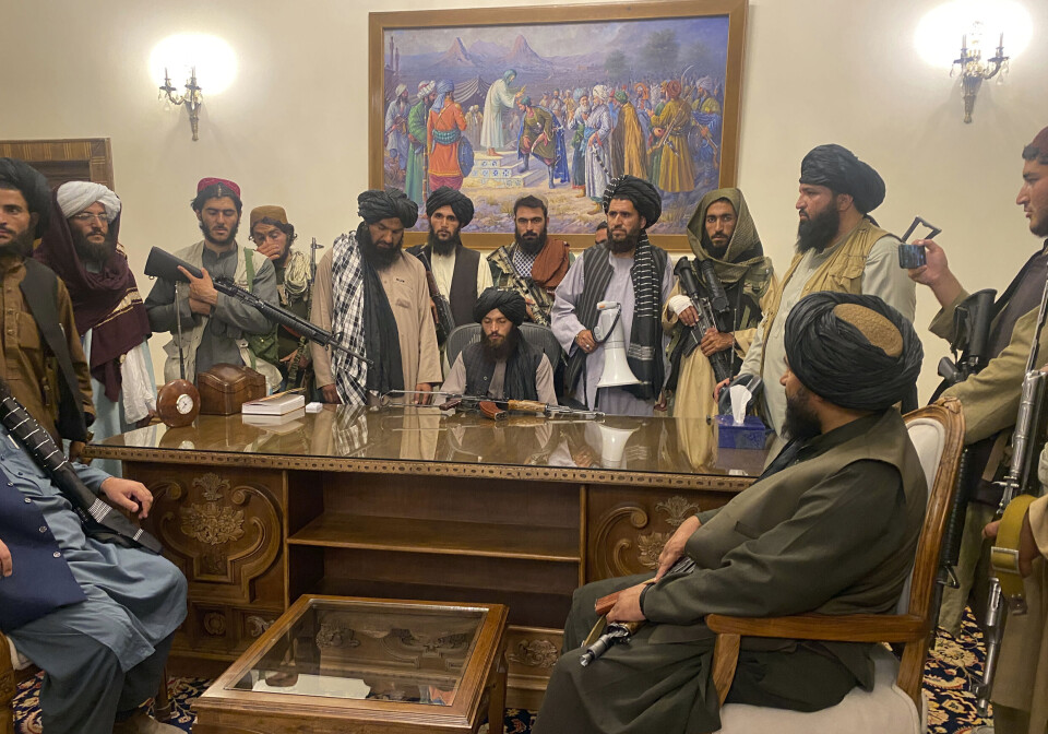 15. august 2021: Taliban-krigere inntok presidentpalasset i Kabul etter at president Ashraf Ghani flyktet fra Afghanistan.