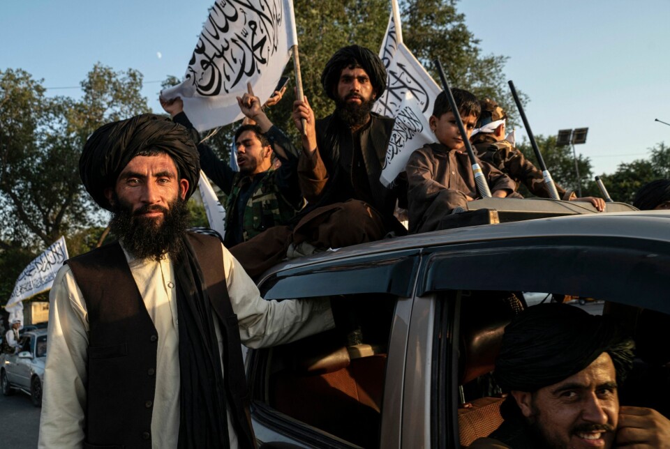 Talibansoldater utenfor den tidligere amerikanske ambassaden i forbindelse med treårsfeiringen av islamistgruppens overtakelse av Kabul.