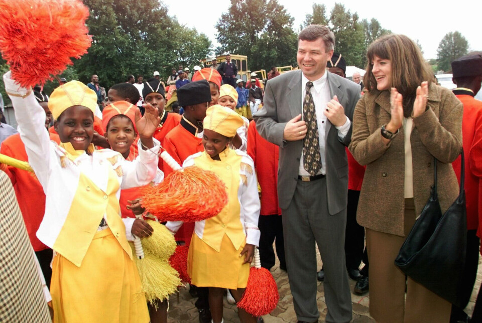 Daværende utviklingsminister Hilde Frafjord Johnson (t.h) og statsminister Kjell Magne Bondevik under åpningen av et norskstøttet boligprosjekt i Johannesburg, Sør-Afrika, i år 2000.