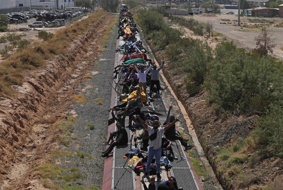 Venezuelanere og andre migranter på taket av et godstog til Ciudad Juarez, Mexico, 3. oktober 2023. Som følge av uro i Venezuela etter valget, har flere land i regionen skjerpet grensekontrollen de siste dagene.