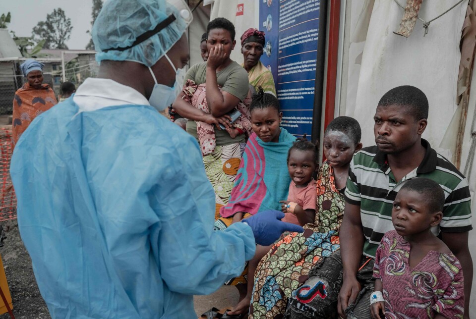 Pasienter lytter til en lege utenfor et behandlingssenter for Mpox ved sykehuset Nyiragongo General Referral Hospital, som ligger nord for Goma i DR Kongo, 17. august.