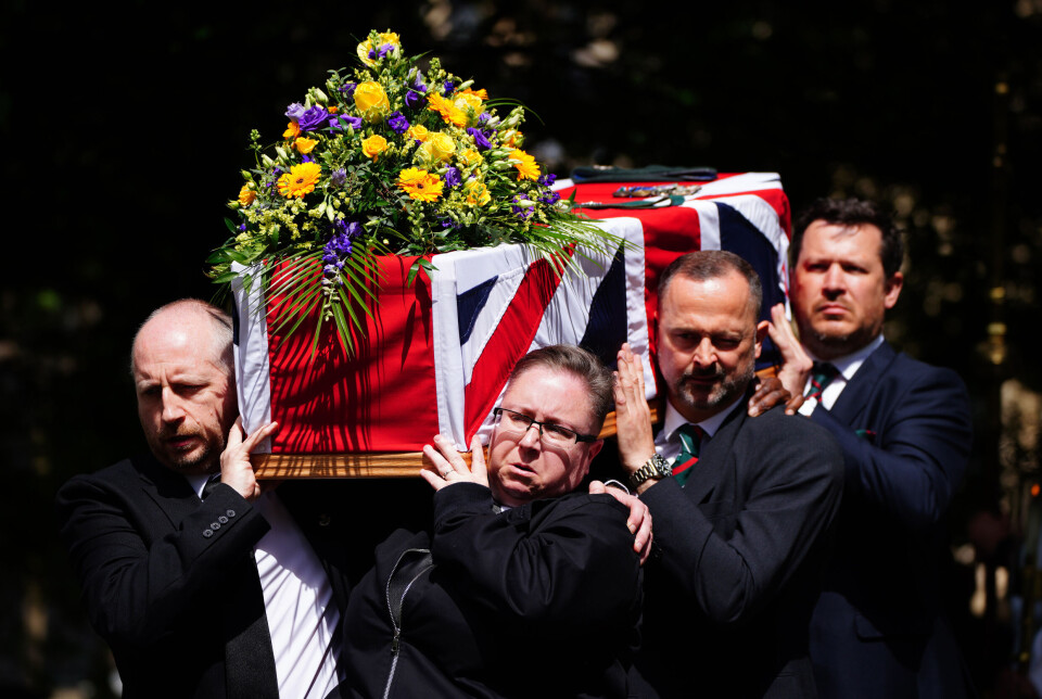 Kisten til den britiske hjelpearbeideren James Kirby (47) ble båret ut av St. Mary-kirken i Bristol 15. mai 2024. Kirby var én av syv hjelpearbeiderne fra World Central Kitchen som ble drept i et israelsk luftangrep i Gaza.