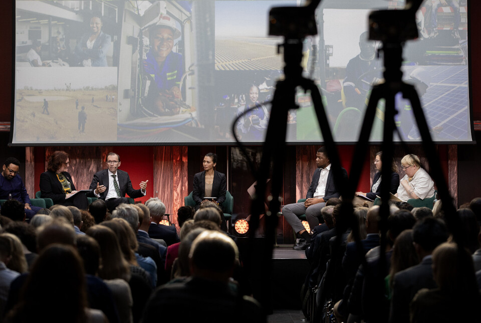 Statssekretær Bjørg Sandkjær (Sp) og utenriksminister Espen Barth Eide (Ap) på scenen i Oslo under fremleggelsen av den nye norske Afrika-strategien. Med i panelsamtalen, moderert av Natalie Bridgette Becker-Aakervik (i midten), var også Solomon Dersso fra Amani Africa (t.v), Nelio Zunguza, leder for paraplyorganisasjonen Youth Climate Action Coalition, Mathilde Thue fra NABA og Marte Hansen Haugan fra Changemaker.