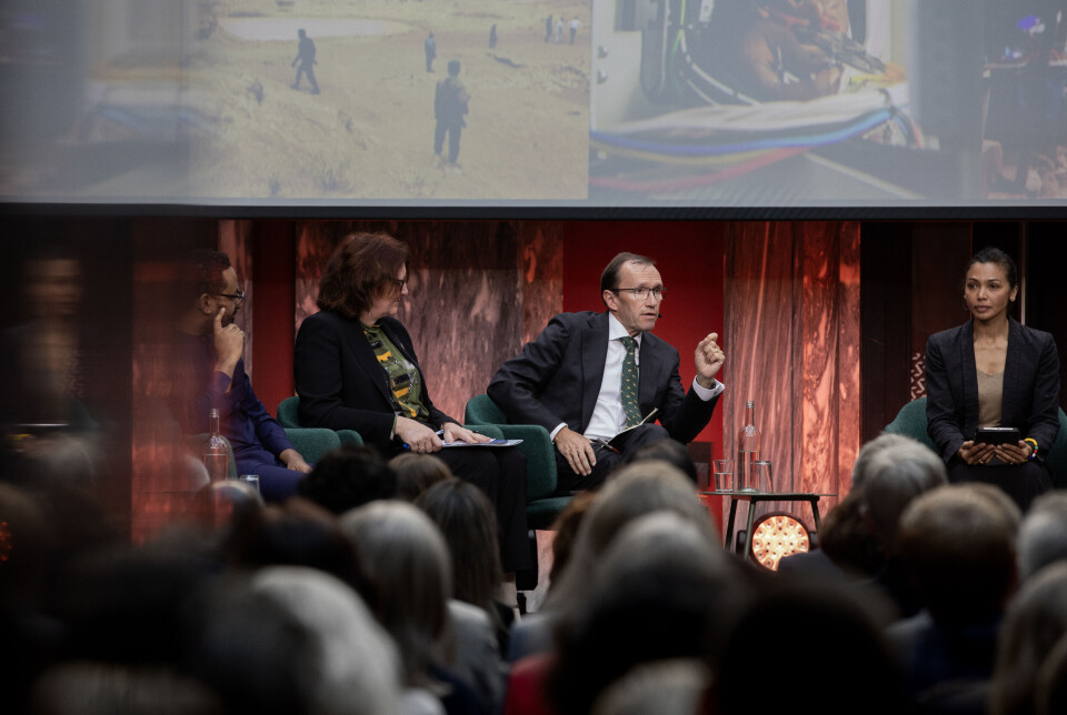 Statssekretær Bjørg Sandkjær (Sp) og utenriksminister Espen Barth Eide (Ap) på scenen under fremleggelsen av ny norsk Afrika-strategi på Sentralen i Oslo mandag morgen. Natalie Bridgette Becker-Aakervik (t.h) ledet panelsamtalen om det norske engasjementet.