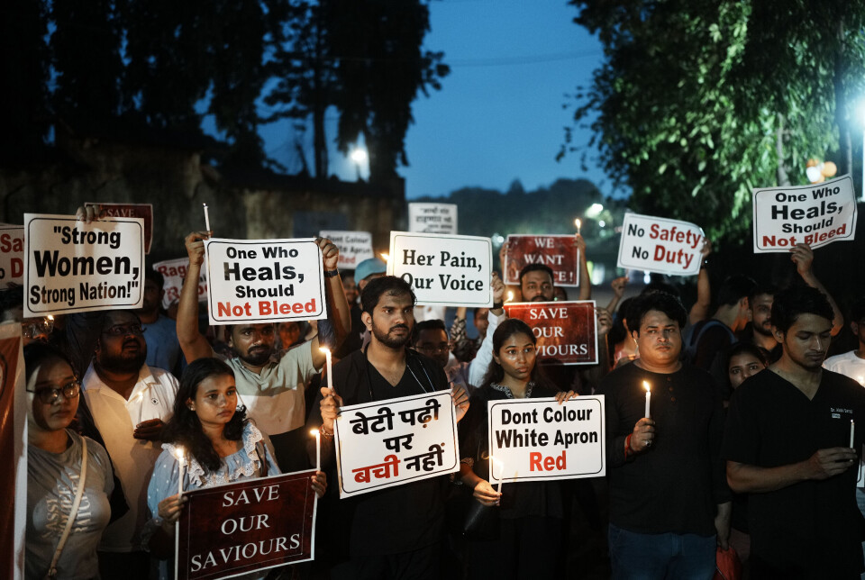 Over hele India strømmer folk til gatene for å vise avsky mot at en turnuslege ble voldtatt og drept på jobb i Kolkata, og for å kreve bedre sikkerhet for helsepersonell. Bildet er fra en protest i Mumbai 20. august.