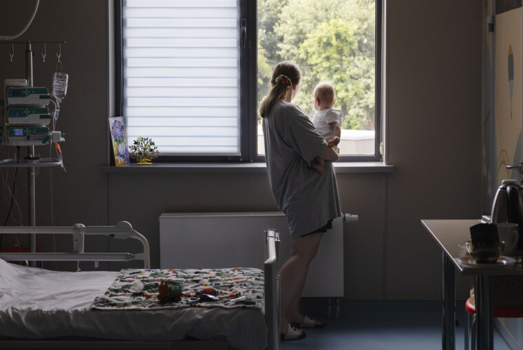 Tonya Malyshko la seg ned på gulvet i gangen med sønnen Martin (7 måneder). – Jeg pakket ham inn i en jakke, for det var glass og bygningsdeler overalt, forteller hun.