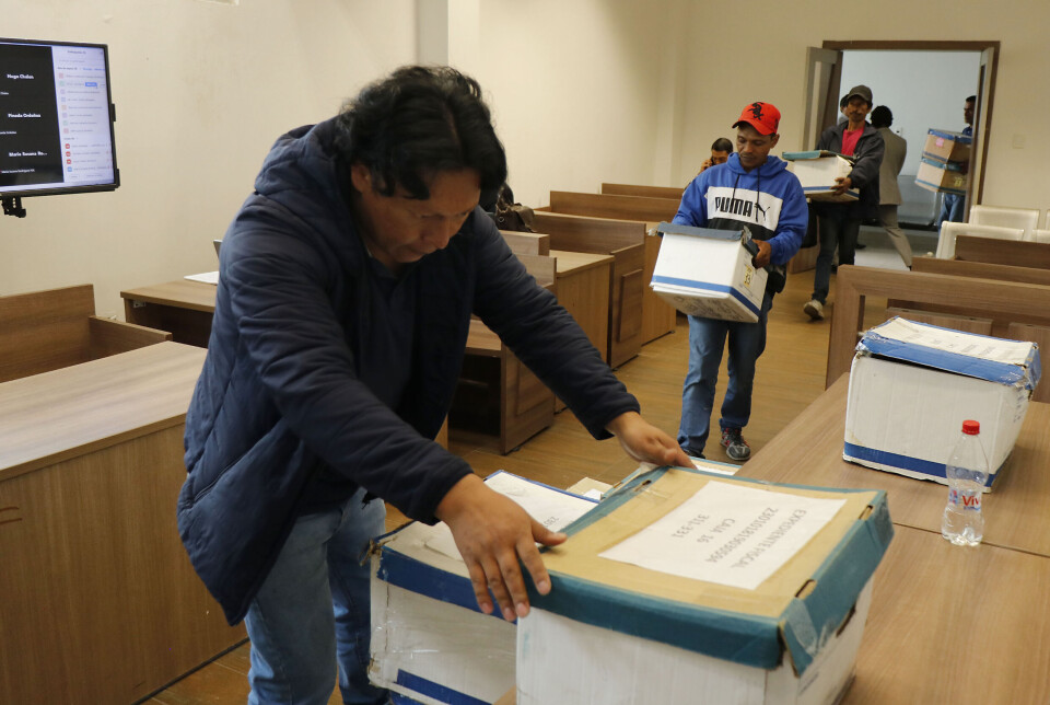 Bokser med dokumenter bæres inn i rettsal 101 der saken startet 23. august.