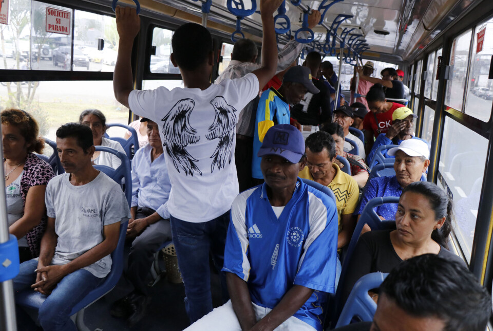 Mer enn hundre arbeidere ankom rettsbygningen i buss for å følge saken.