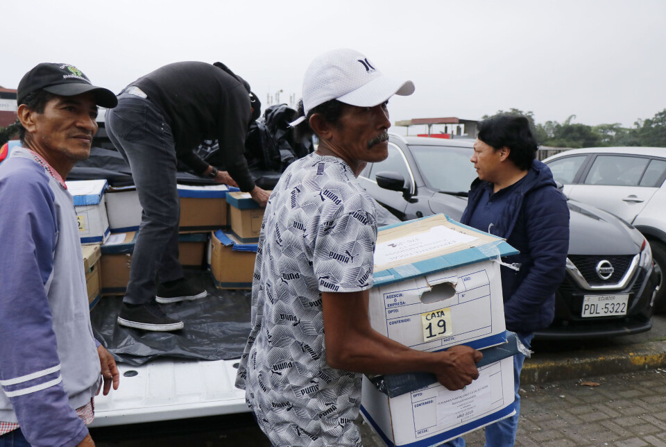 Tidligere arbeidere hjalp til med å bære påtalemyndighetens 430 bokser med dokumenter da straffesaken mot selskapet Furukawa og den tidligere norske konsulen i Ecuador startet i slutten av august i år.