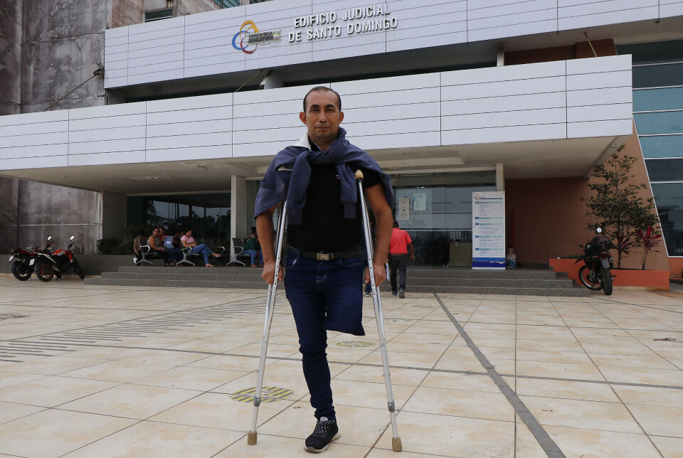 Arison Briones mistet beinet og forteller at det skyldes at han ikke fikk forsvarlig helsehjelp etter en arbeidsulykke på plantasjen til Furukawa-selskapet.