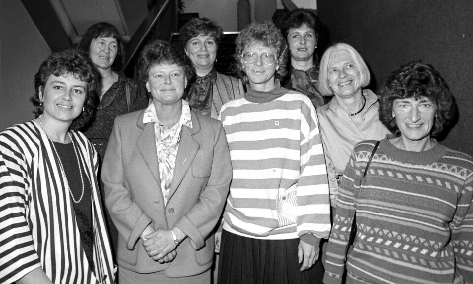 Slik så det det ut da Arbeiderparti-regjeringens kvinner feiret sitt to-årsjubileum i 1988. Kvinnene i regjeringen hadde en egen feiring på Bristol. Foran f.v.: Anne-Lise Bakken, Gro Harlem Brundtland, Tove Strand Gerhardsen og Sissel Rønbeck. Bak fra v.: Helen Bøsterud, Kirsti Kolle Grøndahl, Gunhild Øyangen og Vesla Vetlesen.