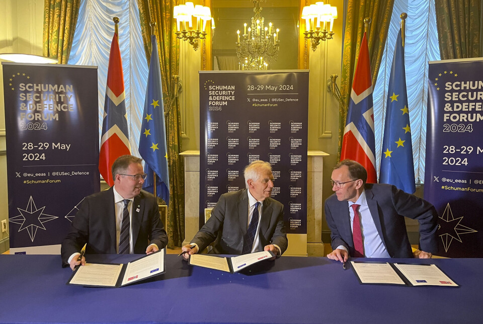 Forsvarsminister Bjørn Arild Gram (Sp), EUs utenrikssjef Josep Borell og utenriksminister Espen Barth Eide (Ap) under møtet i mai der Norge undertegnet en ny forsvarsavtale med EU.