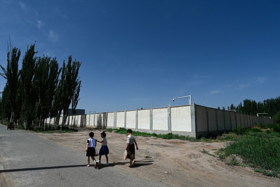Over én million uigurer og andre muslimer er i kinesiske interneringsleirer, ifølge rettighetsorganisasjoner som Human Rights Watch. Bildet viser barn som går forbi en nedlagt interneringsleir nær Kashgar i Xinjiang-provinsen.