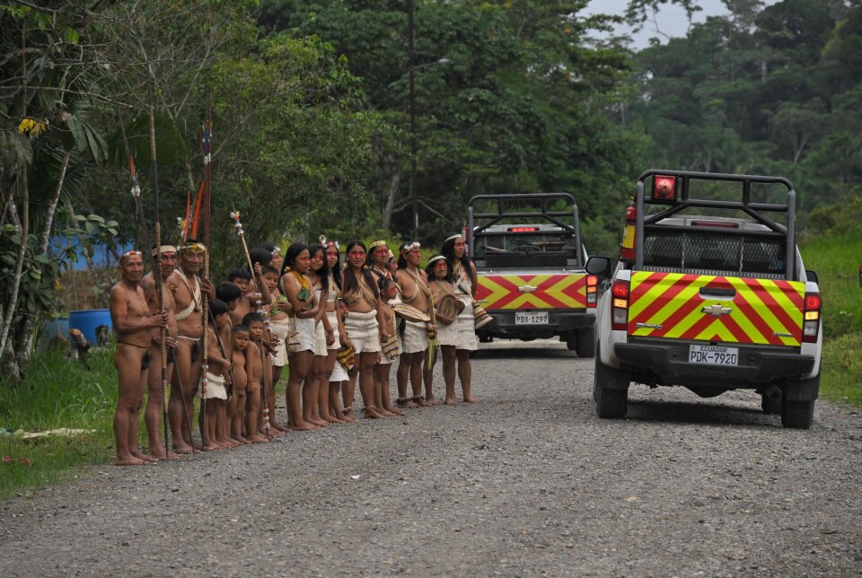 Urfolk fra Waorani-stammen observerer biler fra oljeselskapet Petroecuador som passerer gjennom Guiyero i Yasuni nasjonalpark i provinsen Orellana i Ecuador. Urfolkene og store deler av Ecuadors innbyggere vil ha slutt på oljeutvinning i Amazonas.