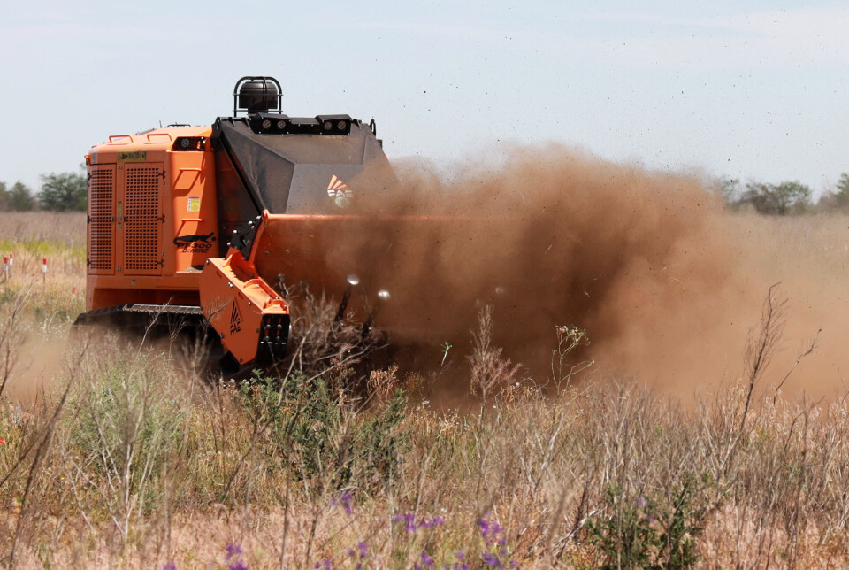 Kraftige pansrede maskiner, med fjernstyring, går systematisk gjennom landbruksområdene i Mykolaiv. På disse åkrene la russiske soldater høsten 2022 igjen mengder av landminer før de ble tvunget til retrett.