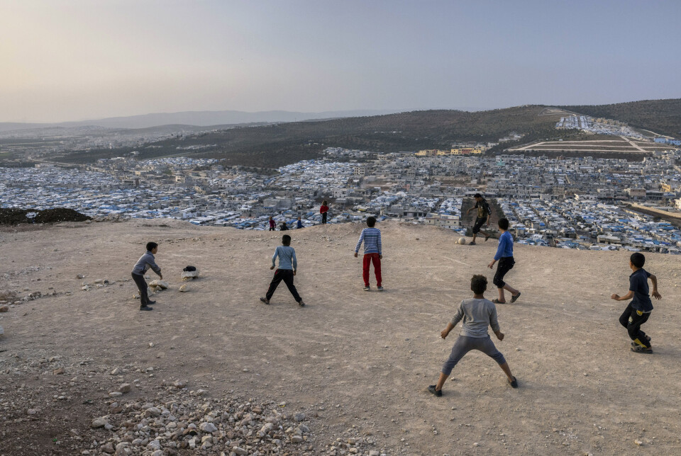 Syriske gutter spiller fotball ved Al-Karama, som er flere leirer for internt fordrevne i Idlib, Syria.