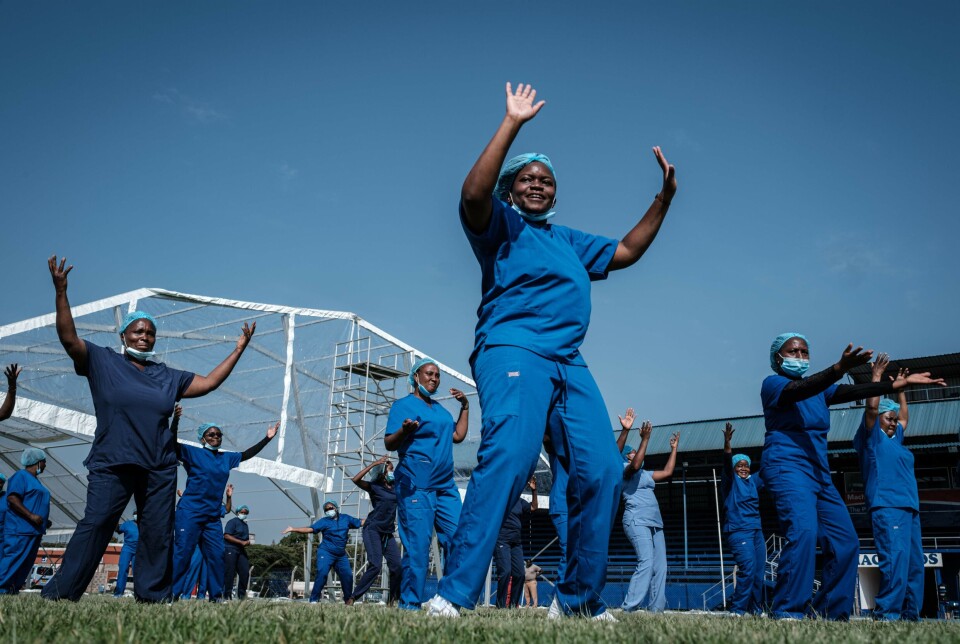 Helsearbeidere deltok på en danseøkt på Kenyatta stadion i Kenya i 2020, for å få et lite avbrekk fra koronaresponsen. Kenya fikk vaksiner gjennom Covax-samarbeidet som Norge var en av de største bidragsyterne til.