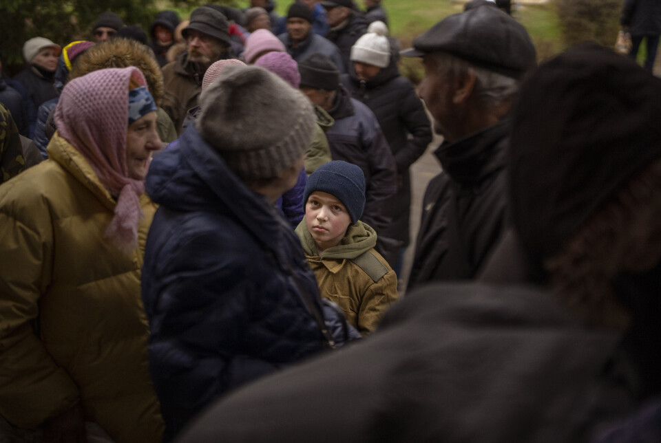 Sergei (11) ventet på å motta mat under en nødhjelpsutdeling i Bucha, Ukraina, i april 2022.