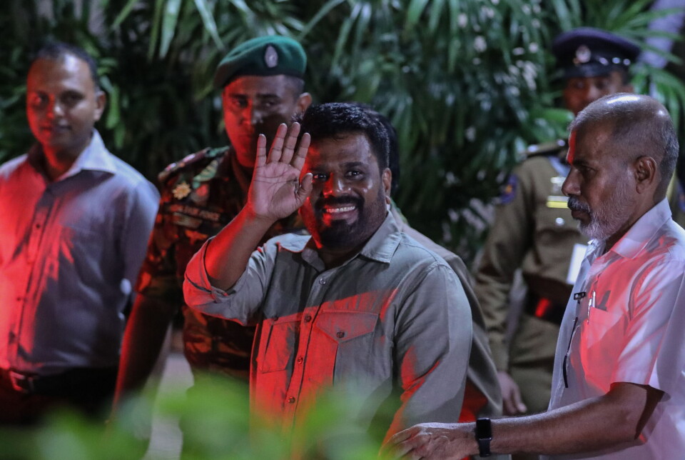 Anura Kumara Dissanayake vinker etter kunngjøringen av seieren hans i presidentvalget.