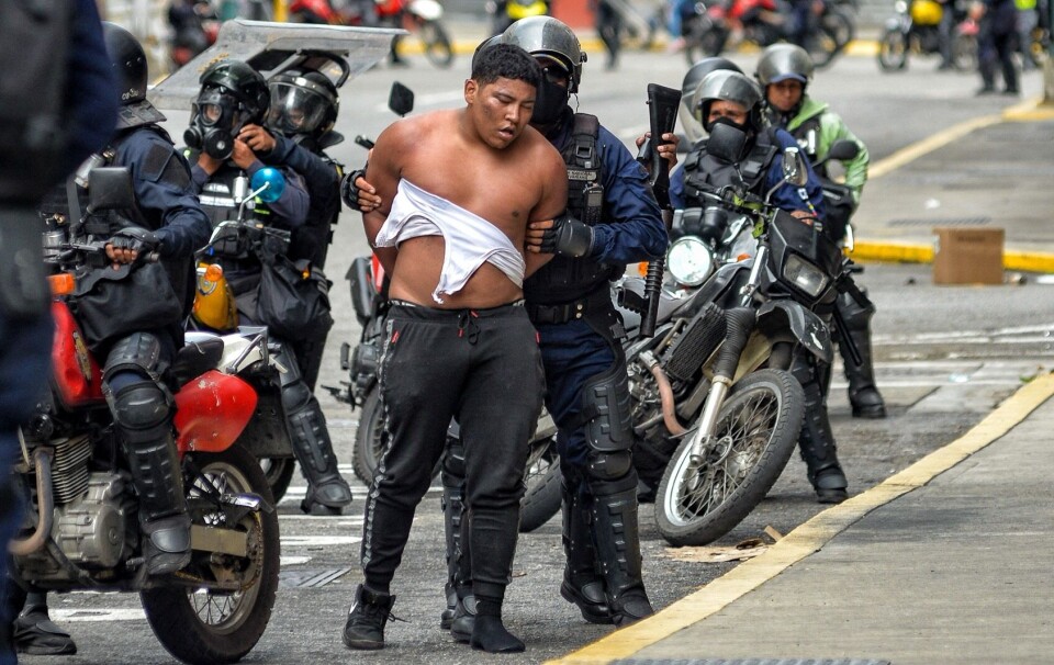 Politiet pågriper en mann under en demonstrasjon mot regimet i Venezuela i Caracas 30. juli. En ny FN-rapport beskriver omfattende undertrykkelse av opposisjonen siden valget.