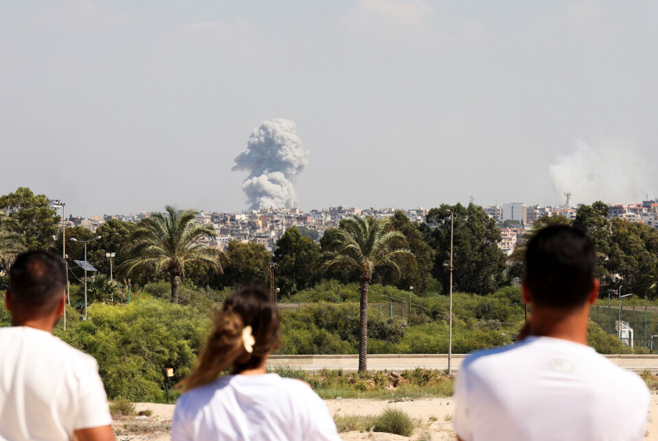 Folk i Sør-Libanon ser på de israelske angrepene 23. september. Angrepene fortsetter til tross for internasjonale advarsler.