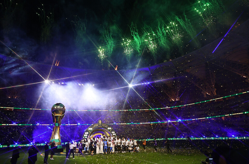Fotballklubben Al-Hilal feiret etter å ha vunnet King's Cup-finalen i Jeddah, Saudi-Arabia, 31. mai 2024. – Alt tyder på at Saudi-Arabia vil få VM i 2034. Det er ikke et skritt i riktig retning verken når det gjelder klimautslipp eller menneskerettigheter, skriver Erik Berg.