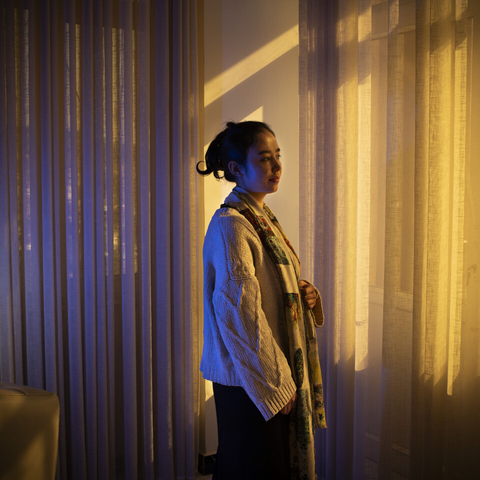 «Det var et sjokk da Taliban inntok Kabul. Jeg trodde det ville ta slutt i løpet av noen måneder, at regjeringen ville gjøre noe med det, sier Fatemeh (24), som jobber som kunstner og kunstlærer i Kabul. Taliban forbyr figurativ kunst, og offisielt må Fatemeh begrense seg til å male landskap, abstrakt kunst og kalligrafi. «Jeg håpet at folk ville stå opp og kjempe for at uvitenheten ikke skulle komme tilbake til Afghanistan. I ett år slutta jeg å male, jeg var veldig opprørt.»