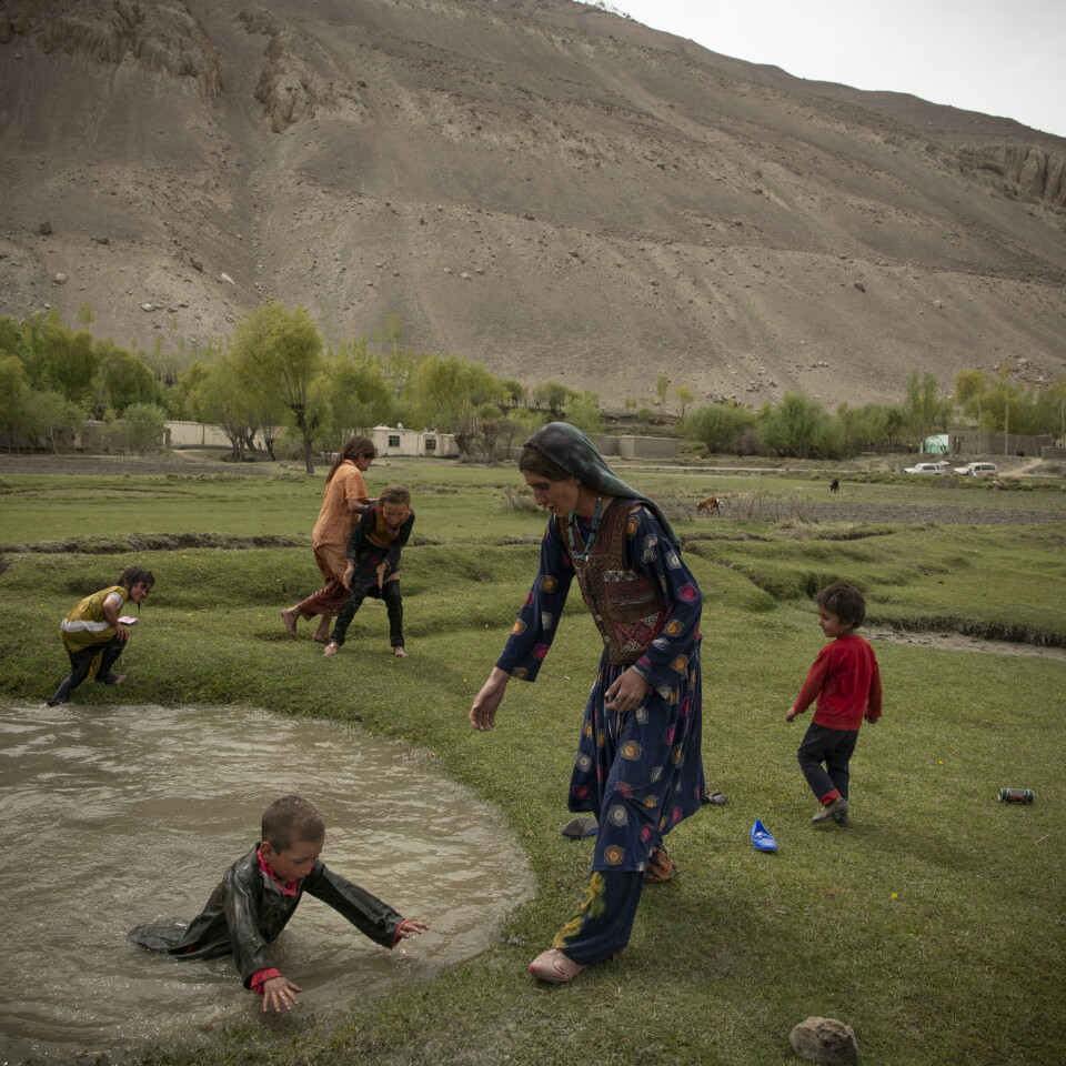 Familien til Kheshroo leker i en vanndam, blant flokker av jakokser, hester og geiter. I bakgrunn ruver Wakhan-fjellene, en region som aldri hadde vært kontrollert av Taliban før i 2021. Datteren til Kheshroo og kusinen hennes gikk på gymnaset da Taliban innførte forbud mot utdanning for jenter. For et år siden tok begge jentene livet sitt.