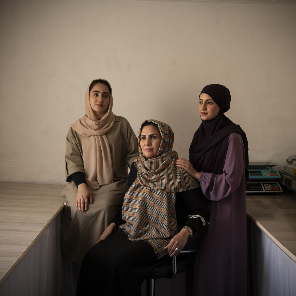 Latifa og de to døtrene hennes poserer for et portrett. I 2021 startet Latifa en pastafabrikk for å tilby jobb til kvinner som ikke kunne studere eller fortsette jobben sin under det nye regimet. Det har gitt familien økonomisk stabilitet og fylt livet med mening.
«Jeg er veldig stolt over at jeg har skapt arbeidsplasser for kvinner. Vi har gått fra tre til ni ansatte», sier hun.