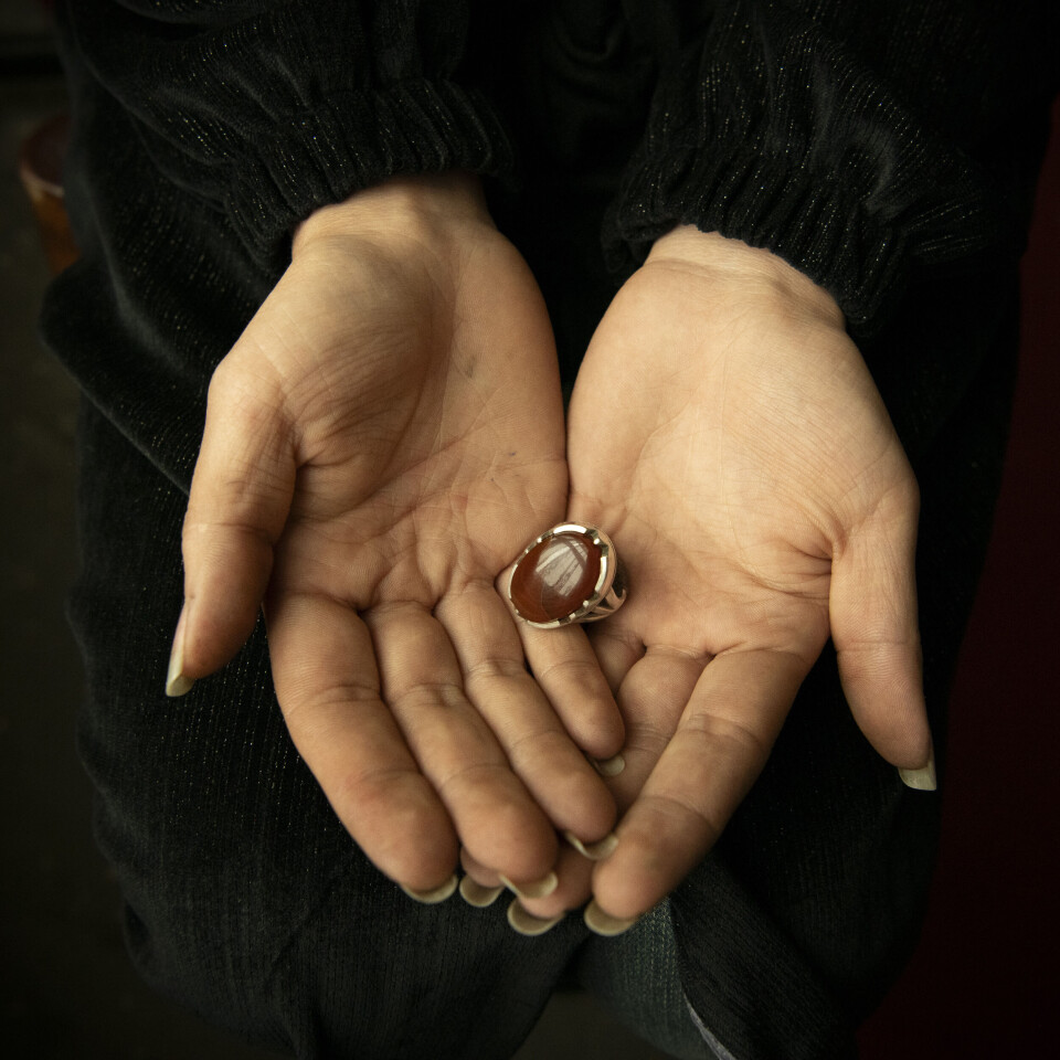 Halima holder ringen som tilhørte mannen hennes, 40 dager etter han døde. Den 28 år gamle enken og trebarnsmoren ble arrestert fordi venninnen hennes ikke gikk med hijab, og fordi Taliban fant bevis på aktivisme på telefonen hennes. I fengsel ble hun slått. Da ektemannen hørte at kona var arrestert, fikk han et hjerteinfarkt og døde. Men Halima gir ikke opp. «Mange av mine venner og søstre kan ikke få utdanning, og det er grunnen til at jeg fortsetter», sier hun.