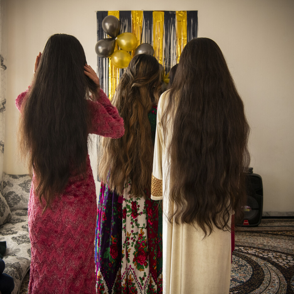 En gruppe tenåringsjenter feirer bursdagen til en venninne hjemme hos henne. Musikk og dans er forbudt av Taliban, men kvinner fortsetter å danse og feire bak lukkede dører hjemme hos hverandre.