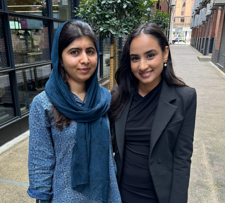 Fredsprisvinner Malala Yousafzai og innleggsforfatter Arina Aamir i London.