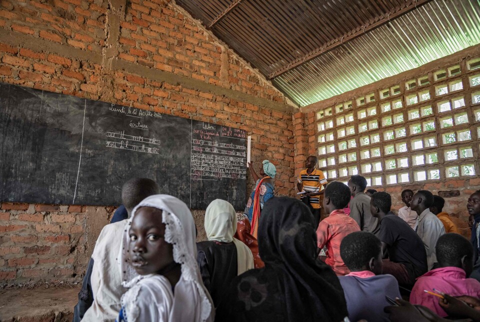 To lærere underviser flyktninger fra Sudan i fransk på en sommerskole i Birao i Den sentralafrikanske republikk august 2024, med støtte fra FN.