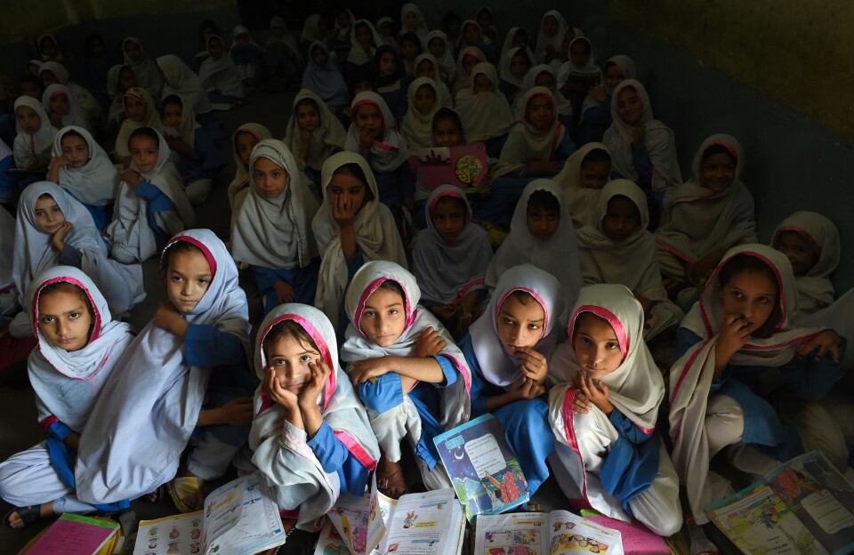 Norge som for ti år siden hyllet utdanningens kraft ved å gi fredsprisen til pakistanske Malala Yousafzai, har systematisk kuttet støtten til utdanning, skriver innleggsforfatteren. Bildet viser skolejenter i Swat Valley, Pakistan.