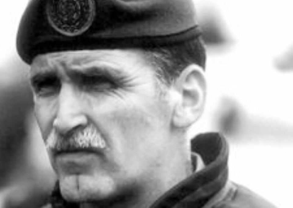Allerede den 7. april snakket en rystet General Roméo Dallaire med den kanadiske radiokanalen CBC. I intervjuet beskriver sjefen for FNs fredsbevarende styrke i Rwanda hvordan hutu-ekstremister har startet massakreringen av tutsier og moderate hutuer.