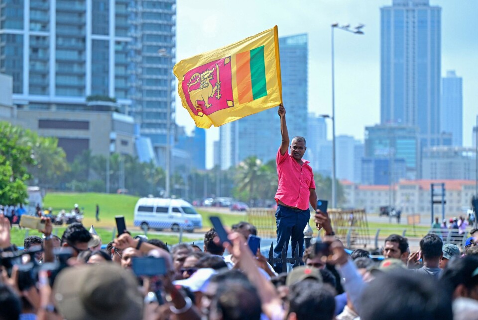 En tilhenger av Sri Lankas nyvalgte president Anura Kumara Dissanayaka, viftet med landets flagg i hovedstaden Colombo 23. september 2024.