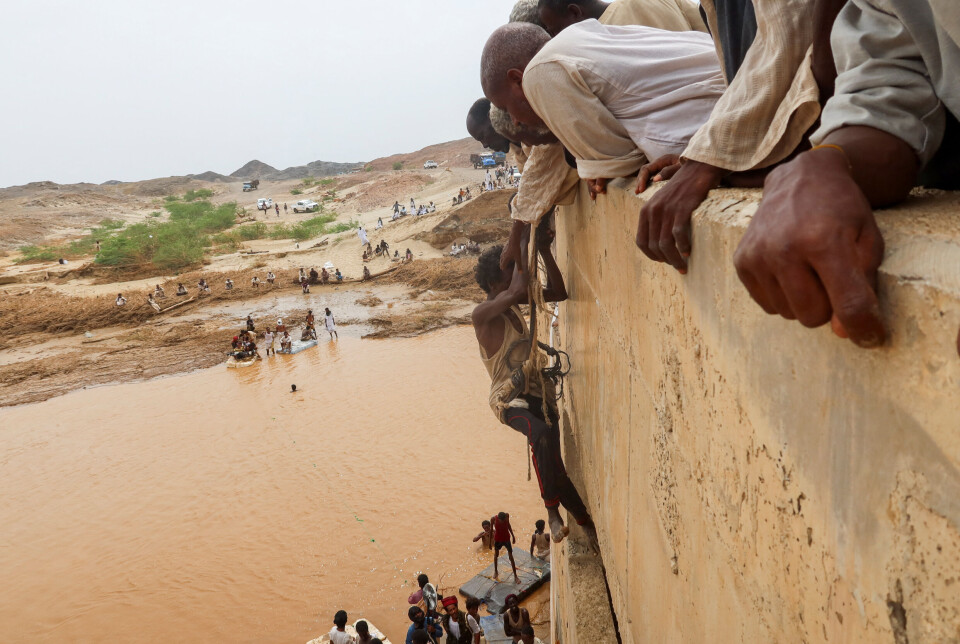 Overlevende etter flom i Sør Tokar i Rødehavsstaten øst i Sudan får hjelp til å komme seg i sikkerhet.