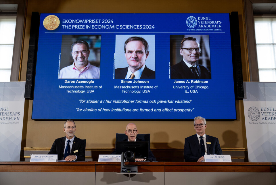 Vetenskapsakademiens sekretær Hans Ellegren (i midten), leder Jakob Svensson (til v.) og Jan Teorell, fra Nobelforsamlingen ved Sveriges Riksbank bekjentgjorde mandag nobelprisen i økonomi til Daron Acemoglu, Simon Johnson og James A Robinson.