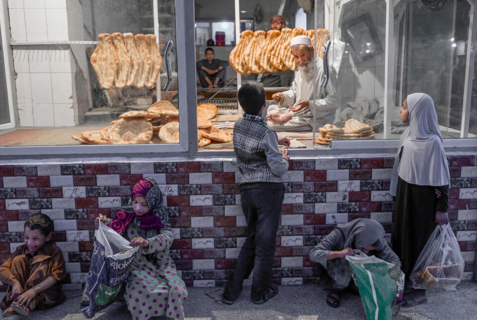 Fattige barn får utdelt brød fra et bakeri i Kabul, Afghanistan.
