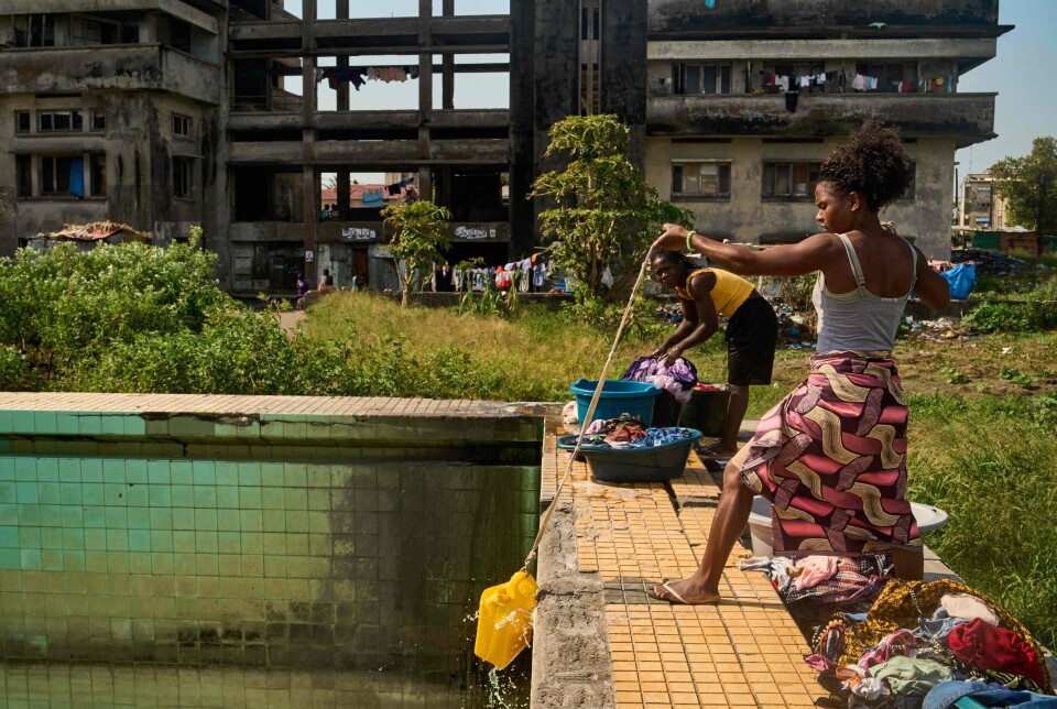 En kvinne henter vann fra bassenget på et forlatt hotell i Beira, Mosambik, 12. oktober 2024. Madagaskar, Den demokratiske republikken Kongo og Mosambik er landene med høyest andel fattige i verden, ifølge ny Norad-rapport.