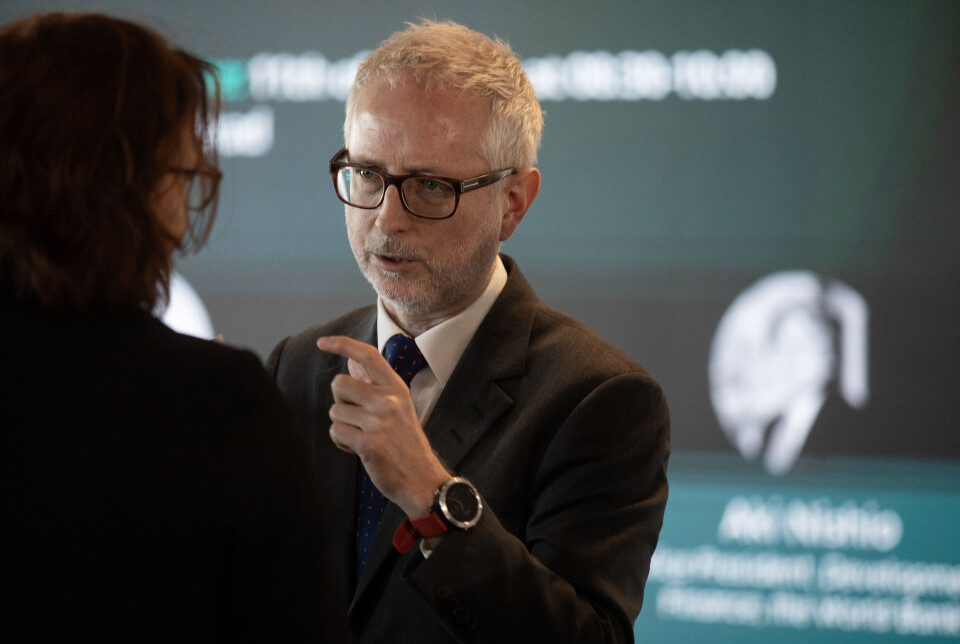 Norad-direktør Bård Vegar Solhjell i passiar med UD-statssekretær Bjørg Sandkjær (Sp) under Langsikt-seminaret i Norad sist uke.