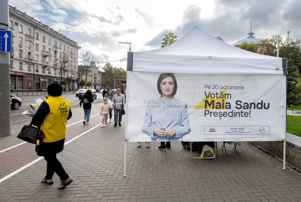 Frivillige deler ut valgbrosjyrer i Moldovas hovedstad Chisinau 16. oktober i år. Søndag går moldoverne til urnene og skal stemme både om president og om et mulig medlemskap i EU.
