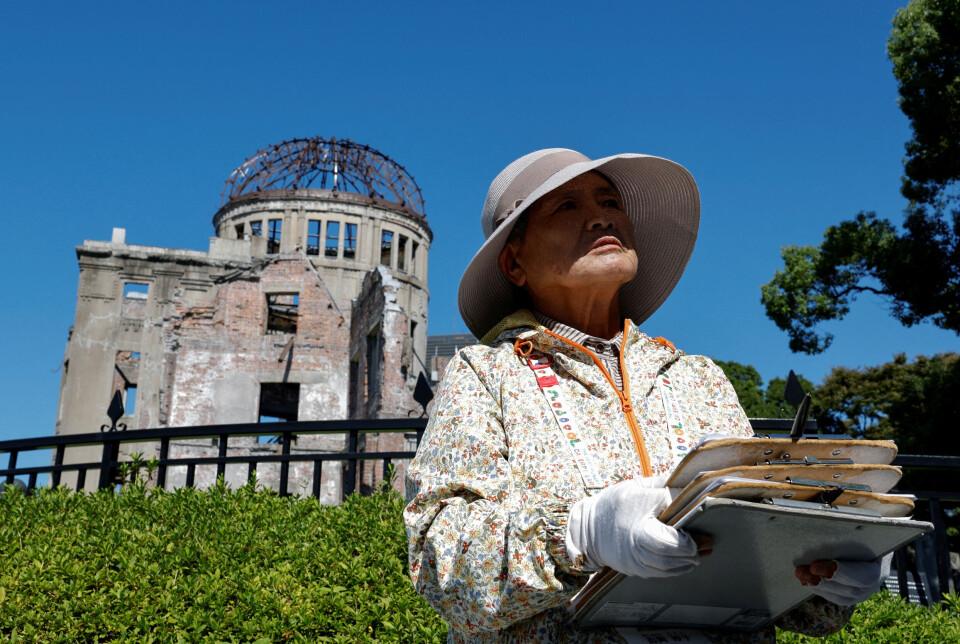 Taeko Oshioka i den Fredspris-vinnende organisasjonen Nihon Hidankyō står foran Atomdomen i Hiroshima 12. oktober. Domen er den eneste bygningen i sentrum av den japanske byen som ikke ble totalt ødelagt da USA slapp atombomben over Hiroshima 6. august 1945.