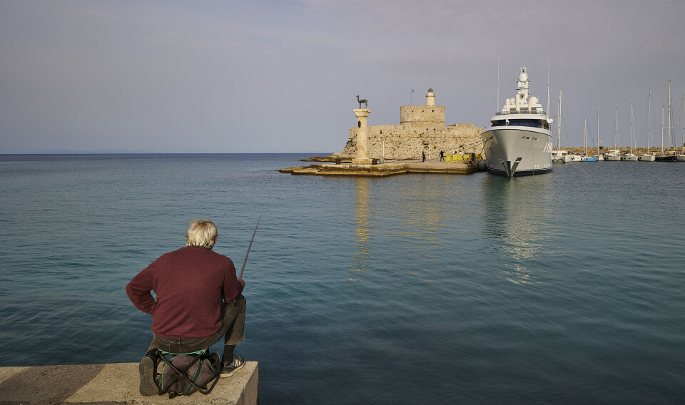 Ved en gammel festning utenfor Rhodos i Hellas, har en luksusyacht lagt til kai. Ifølge Oxfam står en «ultra-rik europeer» med sin yacht for et utslipp som i gjennomsnitt er det samme som det en vanlig person i Europa står for i 585 år.